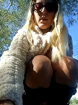 Snapshot of dolcehelena993 chatting on November 20, 2025, 10:59 am dolcehelena993 online show from November 20, 2025, 10:59 am