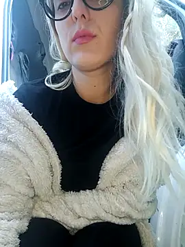 Snapshot of dolcehelena993 chatting on December 21, 2025, 2:13 pm dolcehelena993 online show from December 21, 2025, 2:13 pm