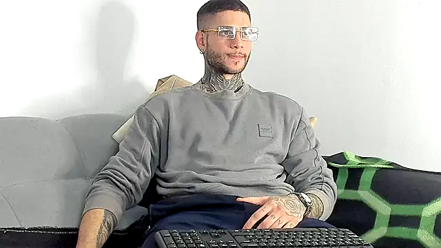  jamesleandros1 online show from November 29, 2025, 8:01 pm