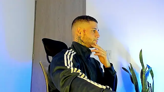  jamesleandros1 online show from February 26, 2026, 2:10 am