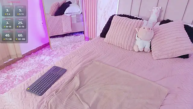 Snapshot of Hanaa_rosse chatting on December 18, 2025, 2:01 pm Hanaa rosse online show from December 18, 2025, 2:01 pm