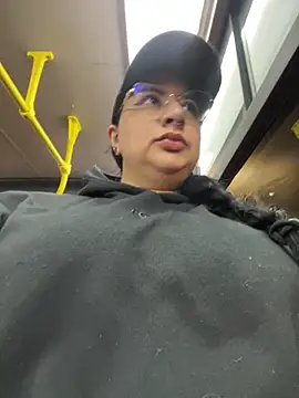 Abril Luv online show from March 15, 2025, 10:24 am