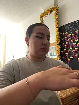 Abril Luv online show from September 22, 2025, 1:02 pm