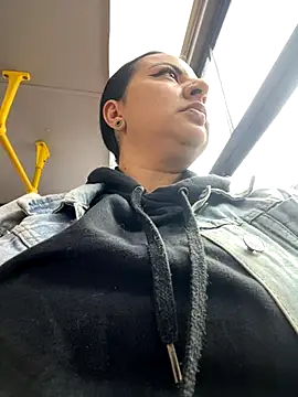 Abril Luv online show from September 26, 2025, 12:09 pm