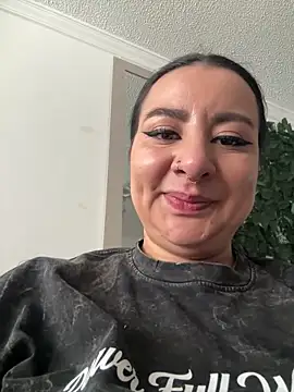 Abril Luv online show from December 15, 2025, 1:26 pm