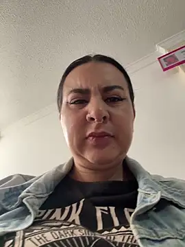 Abril Luv online show from March 23, 2026, 1:15 pm