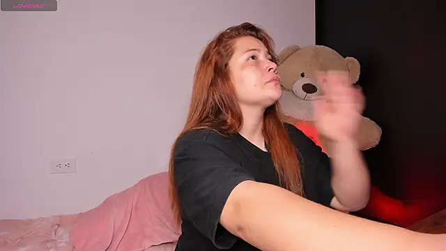 Snapshot of EmilyBarragan chatting on October 9, 2025, 12:30 am EmilyBarragan online show from October 9, 2025, 12:30 am