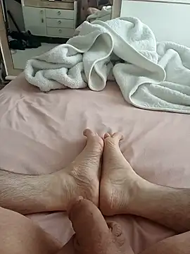 Snapshot of Hardapple01 chatting on February 2, 2025, 6:37 am Hardapple01 online show from February 2, 2025, 6:37 am