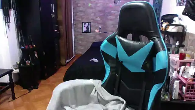 AngelaQueen  online show from November 13, 2025, 5:45 pm