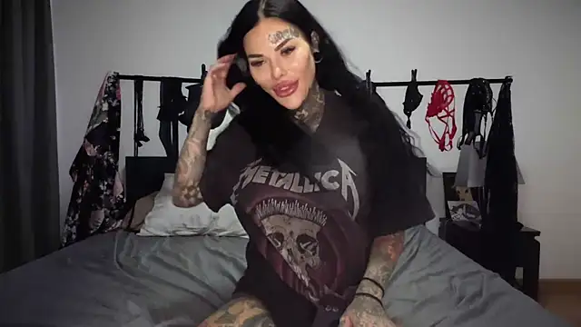 claudiacvc95 online show from October 18, 2025, 2:58 am