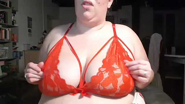 Snapshot of Lyvie_giant chatting on February 19, 2025, 10:20 pm Lyvie giant online show from February 19, 2025, 10:20 pm
