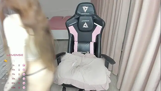 Snapshot of lil_cassie chatting on December 8, 2024, 12:29 am lil cassie online show from December 8, 2024, 12:29 am