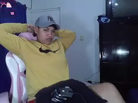 Snapshot of Charis_21 chatting on February 13, 2025, 7:21 pm Charis 21 online show from February 13, 2025, 7:21 pm