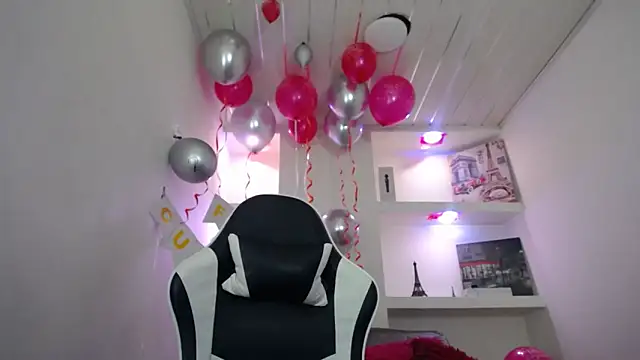 Snapshot of Charis_21 chatting on November 13, 2025, 6:51 pm Charis 21 online show from November 13, 2025, 6:51 pm