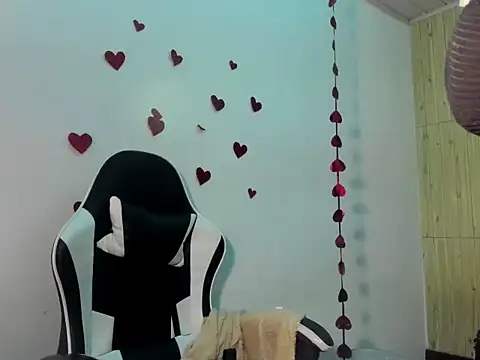 Snapshot of Charis_21 chatting on February 14, 2026, 7:32 pm Charis 21 online show from February 14, 2026, 7:32 pm