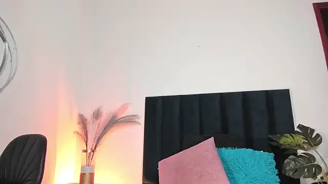 Snapshot of NoraDasilva chatting on October 17, 2025, 12:36 am NoraDasilva online show from October 17, 2025, 12:36 am