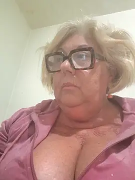 Snapshot of Merilulla chatting on April 9, 2026, 12:43 am Merilulla online show from April 9, 2026, 12:43 am