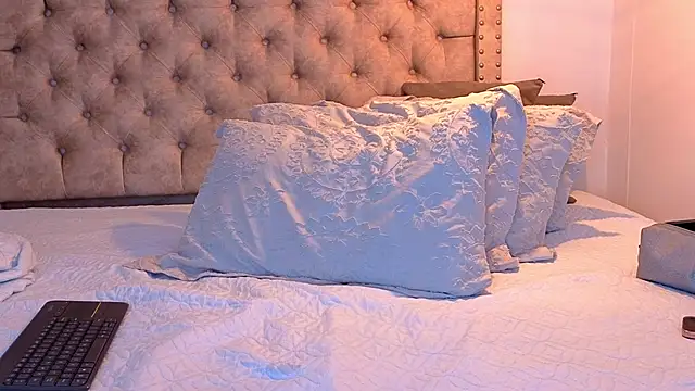 KeryHillson online show from December 14, 2025, 1:05 pm