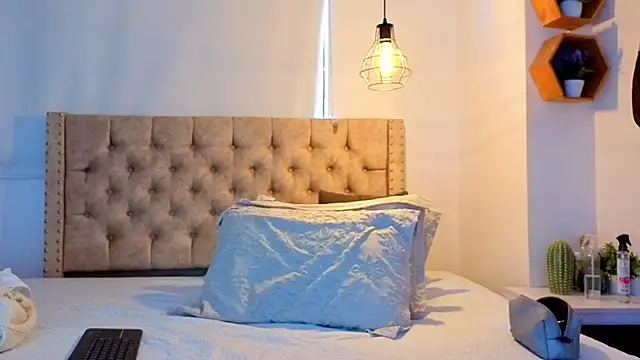 KeryHillson online show from March 29, 2026, 1:44 pm