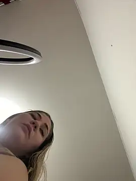 Snapshot of Celestedubois chatting on March 11, 2025, 11:04 pm Celestedubois online show from March 11, 2025, 11:04 pm