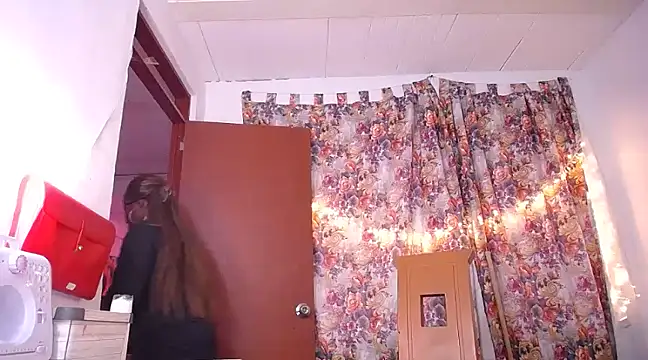 yselahot online show from February 17, 2025, 4:59 pm