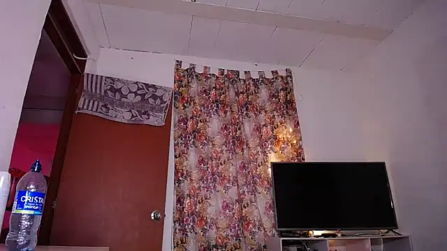 yselahot online show from March 6, 2025, 6:59 pm