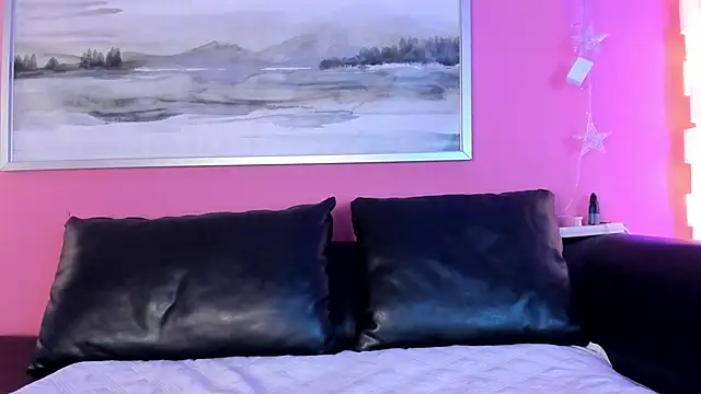 Tiffanysurez  online show from September 25, 2025, 8:23 pm