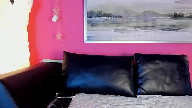 Tiffanysurez  online show from November 5, 2025, 8:20 pm