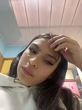 Tiffanysurez  online show from December 19, 2025, 7:10 pm