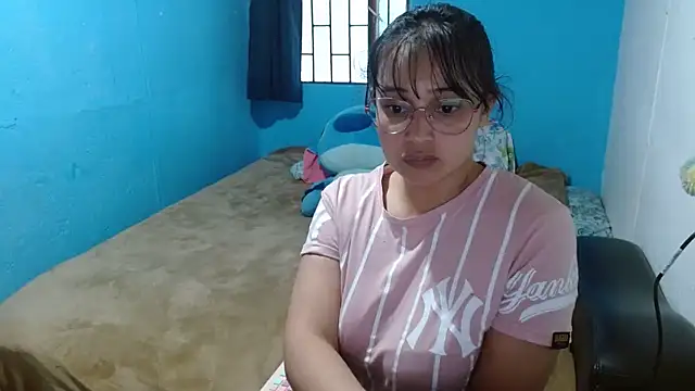 Snapshot of clarisse69 chatting on December 17, 2024, 10:22 pm clarisse69 online show from December 17, 2024, 10:22 pm