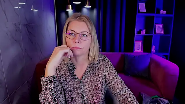 Snapshot of Annie_Light chatting on October 20, 2025, 6:03 am Annie Light online show from October 20, 2025, 6:03 am