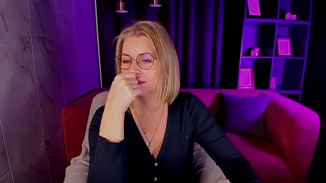 Snapshot of Annie_Light chatting on October 21, 2025, 5:41 am Annie Light online show from October 21, 2025, 5:41 am