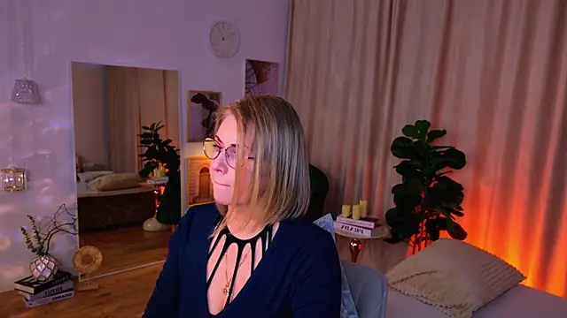 Snapshot of Annie_Light chatting on May 6, 2026, 6:41 am Annie Light online show from May 6, 2026, 6:41 am