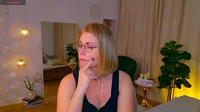 Snapshot of Annie_Light chatting on May 18, 2026, 8:20 am Annie Light online show from May 18, 2026, 8:20 am
