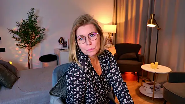 Snapshot of Annie_Light chatting on May 19, 2026, 6:53 am Annie Light online show from May 19, 2026, 6:53 am