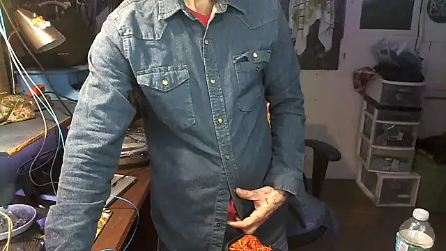 Snapshot of CloudDadddyyy420 chatting on November 17, 2025, 7:36 am CloudDadddyyy420 online show from November 17, 2025, 7:36 am