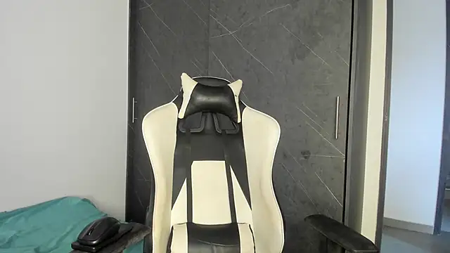 chloe ebony  online show from November 16, 2025, 7:52 pm