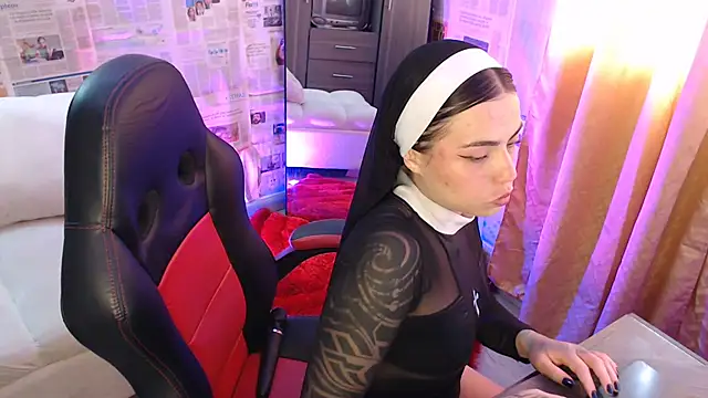 i am nina  online show from October 21, 2025, 7:36 pm