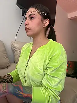 Snapshot of i_am_nina_ chatting on December 17, 2025, 7:53 pm i am nina online show from December 17, 2025, 7:53 pm