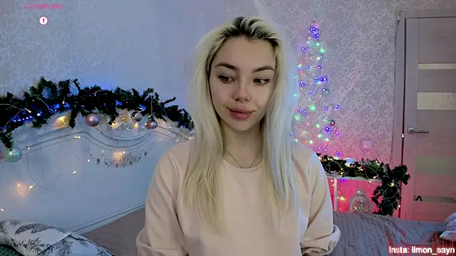 LillyMoure  online show from December 15, 2025, 11:42 pm