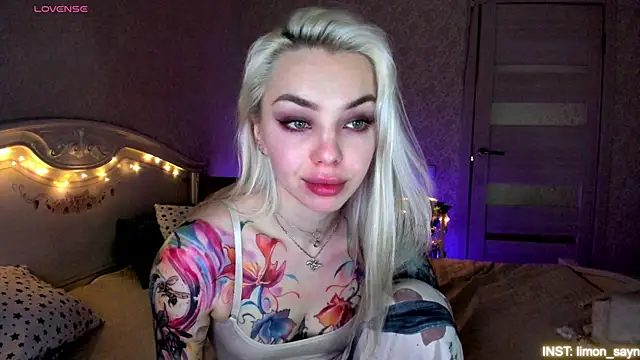 LillyMoure  online show from May 28, 2026, 11:35 pm