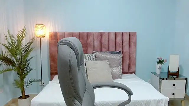 Snapshot of sophia_hadid chatting on November 12, 2025, 9:03 pm sophia hadid online show from November 12, 2025, 9:03 pm