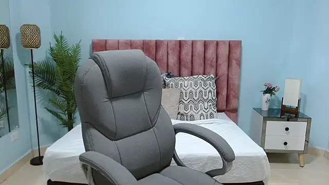 Snapshot of sophia_hadid chatting on November 19, 2025, 8:20 pm sophia hadid online show from November 19, 2025, 8:20 pm