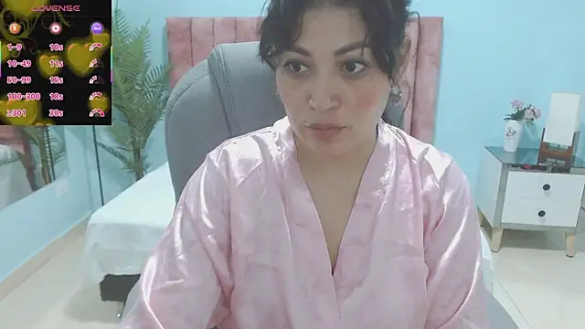 Snapshot of sophia_hadid chatting on December 2, 2025, 8:26 pm sophia hadid online show from December 2, 2025, 8:26 pm