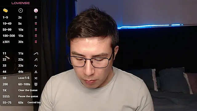 andrewmhilton  online show from November 26, 2025, 4:13 am