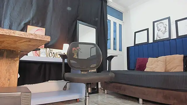 Snapshot of ElizabethBell_ chatting on February 14, 2026, 4:20 am ElizabethBell online show from February 14, 2026, 4:20 am