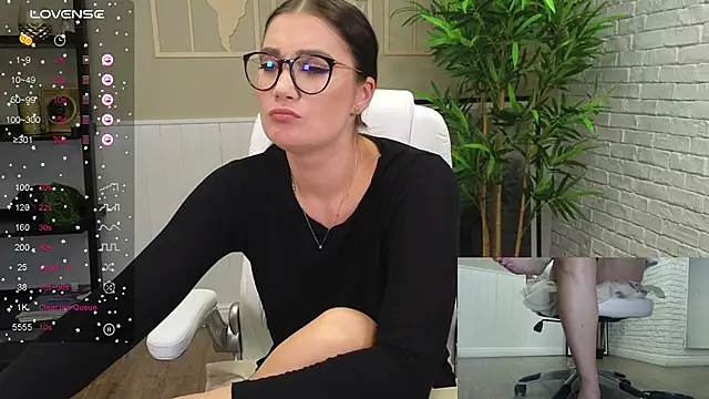 Snapshot of SelineSole chatting on December 5, 2024, 11:18 pm SelineSole online show from December 5, 2024, 11:18 pm