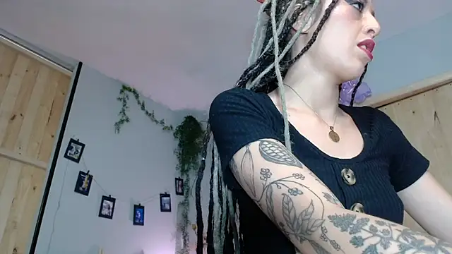 VickyJackson  online show from December 4, 2025, 5:54 pm