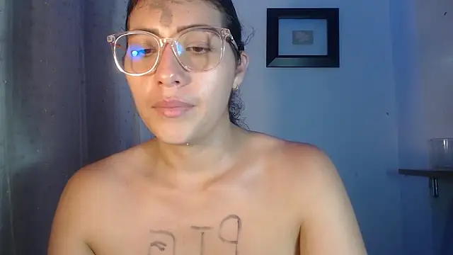 Snapshot of DaMikaela_ chatting on March 5, 2025, 10:32 pm DaMikaela online show from March 5, 2025, 10:32 pm