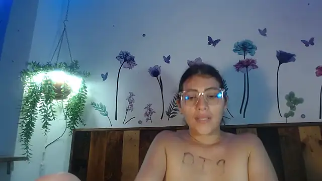 Snapshot of DaMikaela_ chatting on March 7, 2025, 10:43 pm DaMikaela online show from March 7, 2025, 10:43 pm